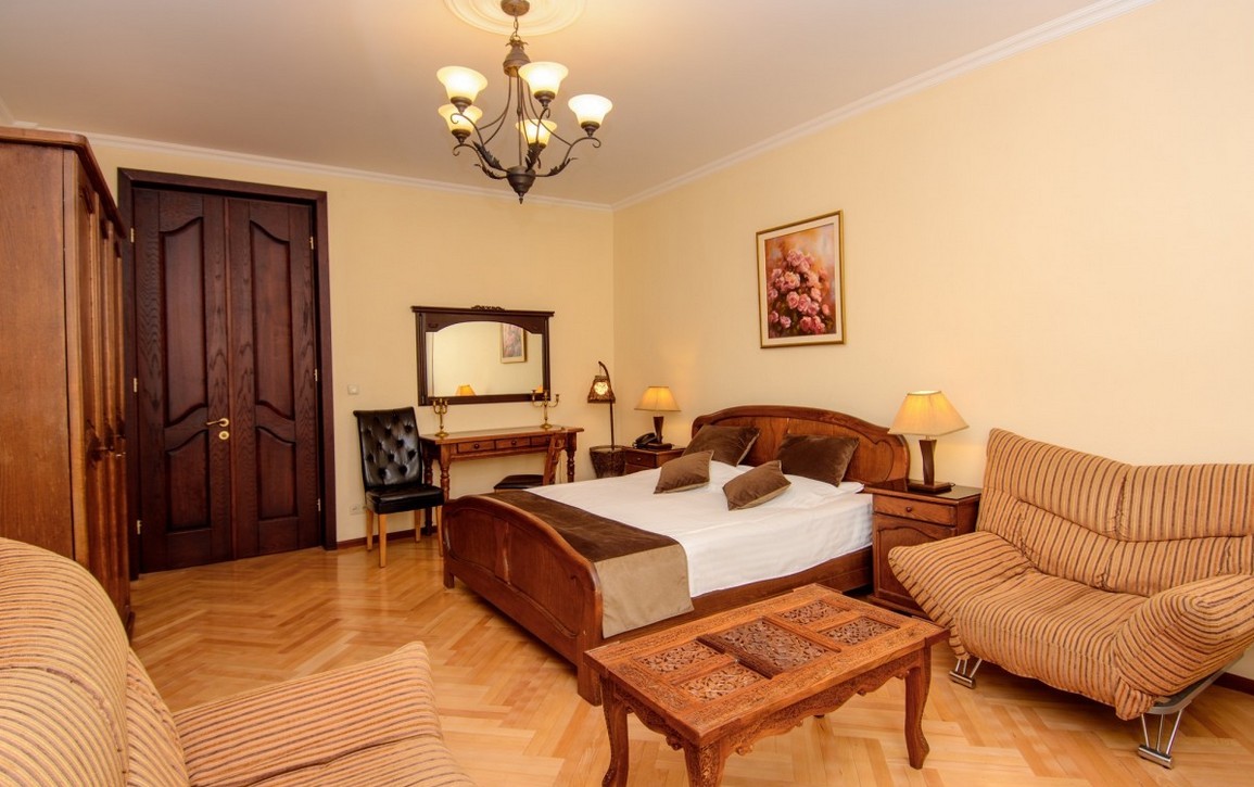 Semi-Suite Room